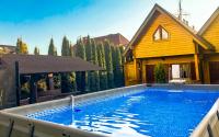 una piscina en el patio trasero de una casa en Wczasowa8 Domki Agat Sarbinowo, en Sarbinowo