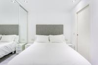 Postel nebo postele na pokoji v ubytování by RIVA - Fantastic 1Bed Apt in Medina Garden of Puerto Banus
