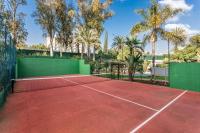 Tenis a/nebo squash v ubytování by RIVA - Fantastic 1Bed Apt in Medina Garden of Puerto Banus nebo okolí