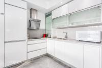 Kuchyň nebo kuchyňský kout v ubytování by RIVA - Fantastic 1Bed Apt in Medina Garden of Puerto Banus