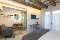 A television and/or entertainment centre at Hotel S'Estil-let