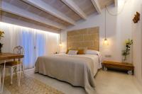 A bed or beds in a room at Hotel S'Estil-let