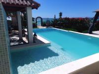 Bazén v ubytovaní Villa Maris- beachfront villa with exclusive pool alebo v jeho blízkosti