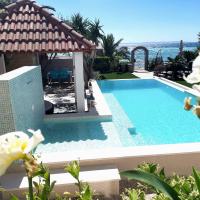Bazén v ubytovaní Villa Maris- beachfront villa with exclusive pool alebo v jeho blízkosti