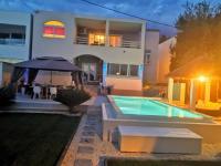 Bazén v ubytovaní Villa Maris- beachfront villa with exclusive pool alebo v jeho blízkosti