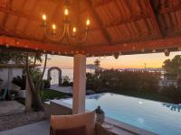 Bazén v ubytovaní Villa Maris- beachfront villa with exclusive pool alebo v jeho blízkosti