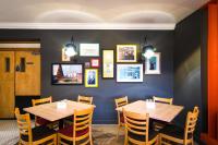 comedor con 2 mesas y sillas en Holiday Inn Stoke on Trent M6 Jct15 by IHG, en Stoke on Trent