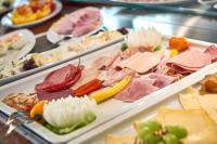 ホテルの敷地内または近くでの食事または食べ物