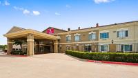 un edificio de hotel con un aparcamiento enfrente en SureStay Plus Hotel by Best Western Mesquite, en Mesquite