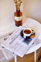 - une tasse de café sur une table avec un journal dans l&#39;établissement Villa Segur, à Bordeaux