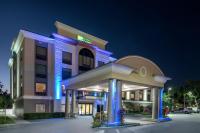 un edificio de hotel con un cenador frente a él en Holiday Inn Express Hotel &amp; Suites Bartow by IHG, en Bartow