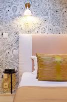 - une chambre avec un lit et un mur orné d&#39;une fresque murale dans l&#39;établissement Villa Segur, à Bordeaux