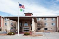 una bandera ondeando frente a un hotel en Holiday Inn Express Scottsbluff - Gering by IHG, en Scottsbluff