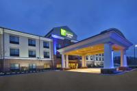 un edificio de hotel con un cenador frente a él en Holiday Inn Express and Suites Wheeling by IHG, en Triadelphia