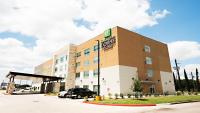 un edificio de hotel con un camión estacionado frente a él en Holiday Inn Express &amp; Suites Houston Southwest Galleria Area by IHG, en Houston