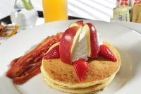 un plato de panqueques con fresas y papas fritas en Holiday Inn Hotel & Suites Hermosillo Aeropuerto by IHG, en Hermosillo