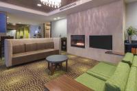 Una sala de estar con un sofá y una chimenea. en Holiday Inn Express Hays by IHG, en Hays