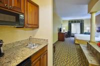 Holiday Inn Express Hotel & Suites - Belleville Area by IHGにあるキッチンまたは簡易キッチン