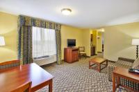 Holiday Inn Express Hotel & Suites - Belleville Area by IHGにあるテレビまたはエンターテインメントセンター