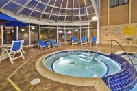 Holiday Inn Express Hotel & Suites - Belleville Area by IHGの敷地内または近くにあるプール