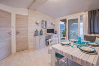 Televízia a/alebo spoločenská miestnosť v ubytovaní Mobile Homes Krk Silo