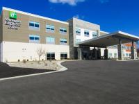 Un edificio de hospital con un cartel en el frente. en Holiday Inn Express &amp; Suites Coldwater by IHG, en Coldwater