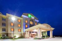Una representación de un hotel por la noche. en Holiday Inn Express Hotel &amp; Suites Terrell by IHG, en Terrell