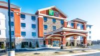 Un hotel con un cartel en la entrada. en Holiday Inn Express &amp; Suites Elkton - University Area by IHG, en Elkton