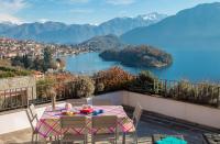 una mesa en un balcón con vistas al lago en Appartamento La Vigna, en Sala Comacina
