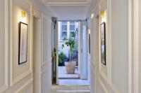 un couloir d&#39;une maison avec une plante en pot dans l&#39;établissement Villa Segur, à Bordeaux