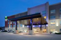 Un edificio con un estacionamiento enfrente. en Holiday Inn Express & Suites Great Bend by IHG, en Great Bend