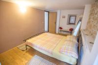 - une petite chambre avec un lit dans l&#39;établissement House Kraj, à Kraj