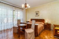 Posteľ alebo postele v izbe v ubytovaní Apartment Lory with a sea view near the beach