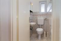 Kúpeľňa v ubytovaní Apartment Lory with a sea view near the beach