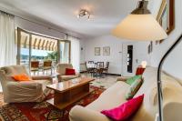 Posedenie v ubytovaní Apartment Lory with a sea view near the beach