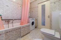 Kúpeľňa v ubytovaní Apartment Lory with a sea view near the beach