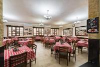 um restaurante com mesas e cadeiras vermelhas e brancas em Hotel Genova Centro em Barranquilla