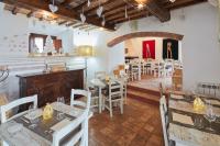 um restaurante com mesas e cadeiras em uma sala em Il Castelluccio Country Resort Restaurant & SPA em Barberino di Mugello