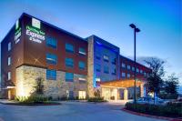 un hotel con un cartel en el lateral de un edificio en Holiday Inn Express &amp; Suites - Houston NW - Cypress Grand Pky by IHG, en Cypress
