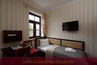 TV a/nebo společenská místnost v ubytování Hotelik & Restauracja Złota Kaczka