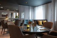 Un comedor con mesa y sillas en ProfilHotels Grand Kristianstad, en Kristianstad