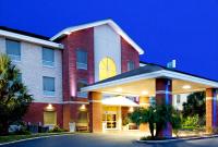 un gran edificio de ladrillo rojo con entrada en Holiday Inn Express Hotel and Suites Weslaco by IHG, en Weslaco
