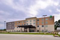 un edificio de hotel con un aparcamiento enfrente en Holiday Inn Express &amp; Suites - Ottumwa by IHG, en Ottumwa