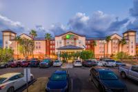 Un hotel con coches aparcados en un estacionamiento. en Holiday Inn Express Phoenix-Airport&#47;University Drive by IHG, en Phoenix