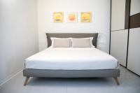 A bed or beds in a room at IseoLakeRental - La Villina - Zù