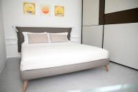 A bed or beds in a room at IseoLakeRental - La Villina - Zù