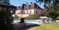 une maison avec une piscine en face de celle-ci dans l&#39;établissement La noyeraie du port d&#39;enveaux, à Saint-Vincent-de-Cosse