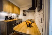 Cuisine ou kitchenette dans l&#39;&eacute;tablissement Romantic and new apartment in the famous Rue Meynadier in the supercentre of Cannes