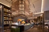 um restaurante com um bar no meio de uma sala em InterContinental Xi'an Hi-Tech Zone em Xian