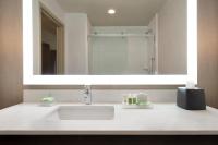 Ein Badezimmer in der Unterkunft Holiday Inn Hotel &amp; Suites Council Bluffs by IHG